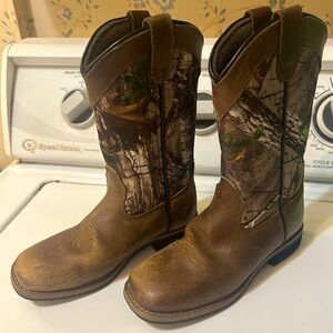 academy austin trading co camouflage boots. size 13 boys.